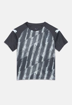 Tummanharmaa lyhythihainen urheilupaita, jossa vaaleamman harmaa abstrakti vinoraitakuosi ja valkoiset Puman logot hihoissa ja rinnan keskellä.