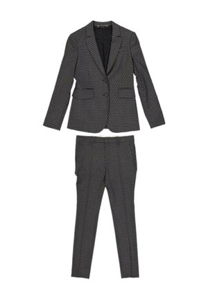 Traje de mujer gris oscuro con un pequeño patrón geométrico, que incluye una blazer ajustada con solapas y pantalones ajustados a juego.