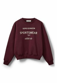 Bordowy sweter z długimi rękawami, okrągłym dekoltem i ściągaczami. Posiada wyraźny biały napis: "Sofie Schnoor SPORTSWEAR" oraz dodatkowe informacje poniżej.