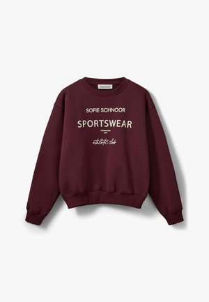 Bordó kapucnis pulóver hosszú ujjal, kerek nyakkal és bordás haltakkal. Erős fehér felirat található rajta: "Sofie Schnoor SPORTSWEAR" és további részletek alatta.