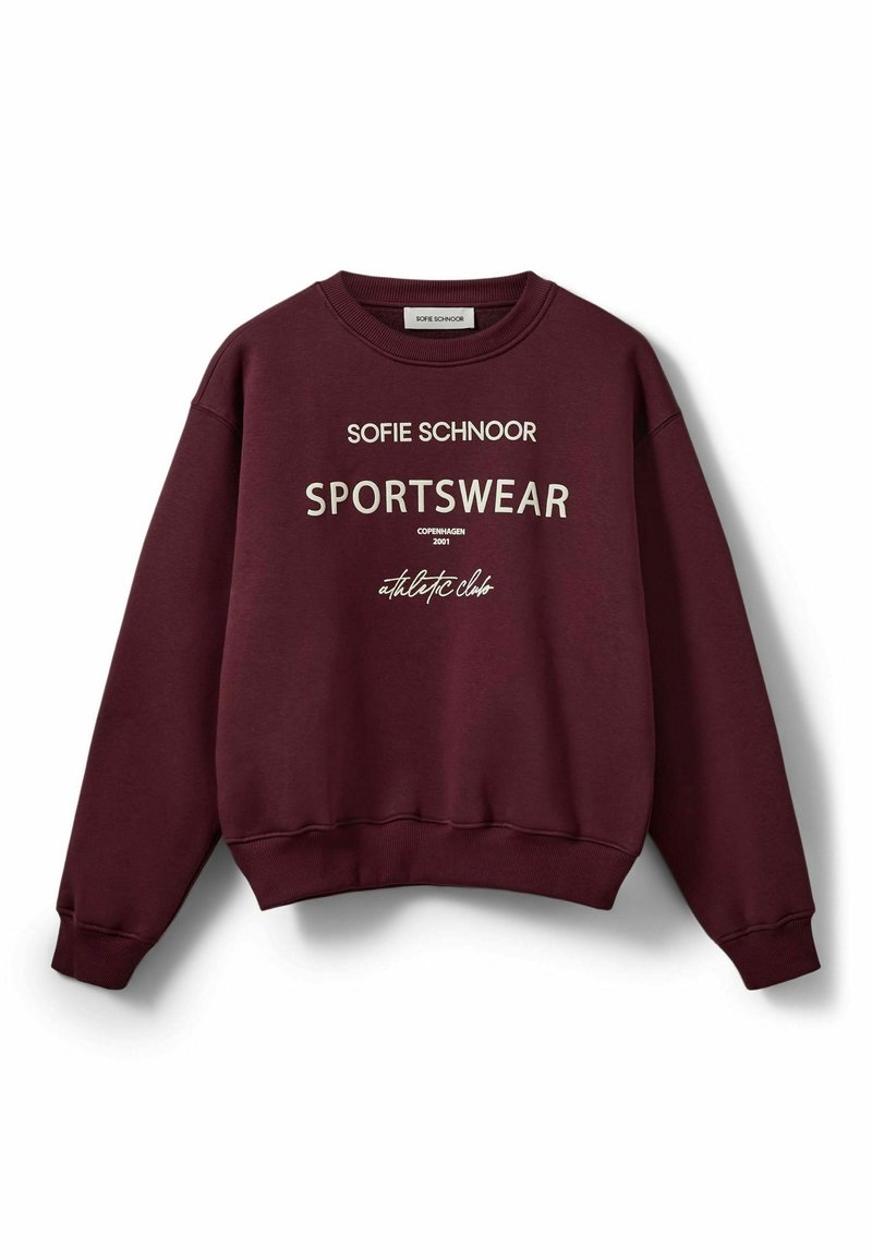 Bordowy sweter z długimi rękawami, okrągłym dekoltem i ściągaczami. Posiada wyraźny biały napis: "Sofie Schnoor SPORTSWEAR" oraz dodatkowe informacje poniżej.