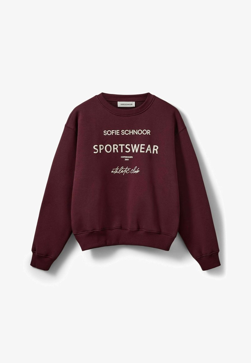 Bordowy sweter z długimi rękawami, okrągłym dekoltem i ściągaczami. Posiada wyraźny biały napis: "Sofie Schnoor SPORTSWEAR" oraz dodatkowe informacje poniżej.