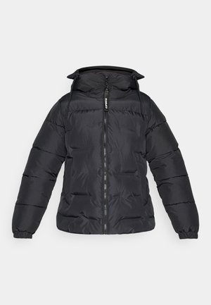 Svart puffjacka med dragkedja fram, justerbar huva, elastiska manschetter och quiltad textur; utformad för värme och komfort.