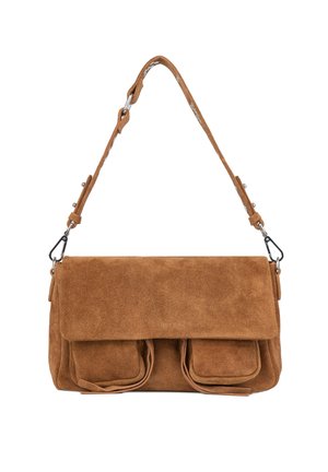 Sac à bandoulière en daim marron avec fermeture à rabat, deux poches avant et bandoulière réglable avec fermoirs métalliques.