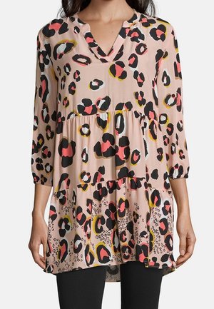 Lys pink tunika med v-hals, 3/4 ærmer og et tiered flæse design. Har et iøjnefaldende sort og pink leopardmønster. Blødt stof.