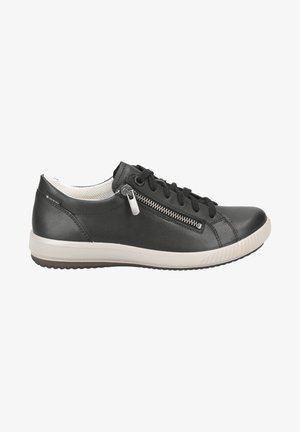 Schwarze Ledersneaker mit grauer Sohle, ausgestattet mit Schnürsenkeln und einem seitlichen Reißverschluss. Sanfte Textur mit minimalen Nähten und einem niedrig-profilierten Design.