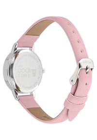 Rosa Lederarmbanduhr mit einem silbernen Edelstahlgehäuse, runder Zifferblatt, glatter Textur und einem sicheren Metallverschluss. Mit eingraviertem Rückendetail.