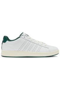 Adidași albi cu accente verzi, realizați din piele sintetică. Prezintă un design perforat pe lateral, șireturi plate și o talpă din cauciuc.