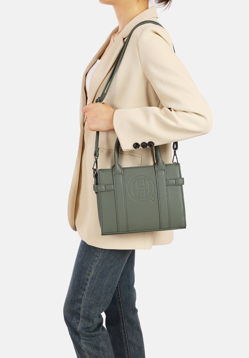 Borsa a mano strutturata verde con finitura testurizzata, doppi manici superiori e tracolla regolabile. Presenta un logo impresso e cuciture a contrasto.