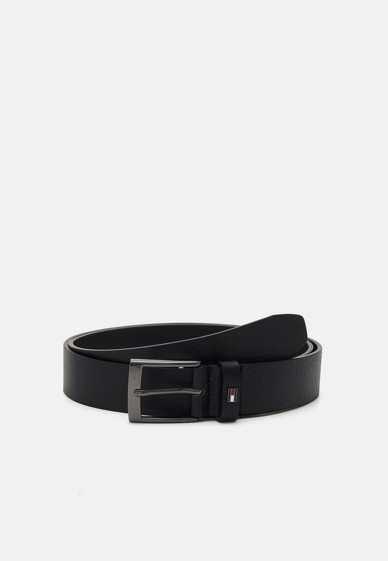 Ceinture en cuir noir avec une finition texturée, dotée d'une boucle en métal argenté et d'un petit accent de logo près de la boucle.