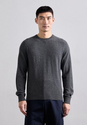 Pulover gri din lâna, cu guler rotund și mâneci lungi. Are mansete și tiv cu textură ondulată. Textura materialului pare moale și ușor texturată.