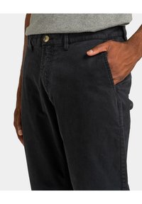 Sorte denimbukser med lige pasform, der har en forstærket talje, frontlommer og diskrete syninger.