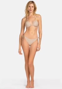 Beżowy zestaw bikini z trójkątnym stanikiem z regulowanymi ramiączkami oraz dopasowanymi majtkami z wiązaniem po bokach, wykonany z gładkiego, elastycznego materiału.