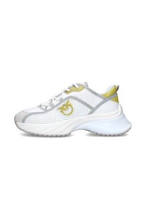Scarpe da ginnastica bianche con accenti gialli e grigi, caratterizzate da un design perforato, colletto imbottito e una suola spessa con battistrada testurizzato.