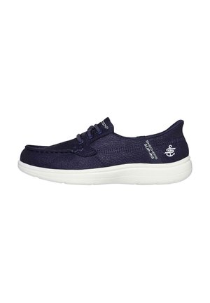 Zapatillas de tela azul marino con suela de goma blanca. Incluyen características como cordones, detalles de costura y acentos de logo en el costado y en la lengüeta.
