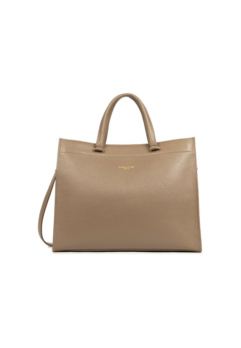 Sac fourre-tout en cuir beige avec deux courtes poignées, une bandoulière amovible et un logo doré. Texture lisse, forme rectangulaire structurée.