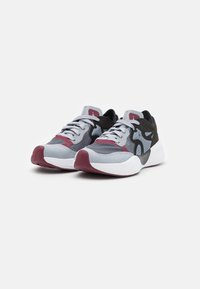 Buty sportowe z szarym siateczkowym wierzchem, czarnymi akcentami, czerwonymi detalami i białymi gumowymi podeszwami. Posiadają sznurowadła i textured powierzchnię.