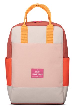 Rugzak in vierkante vorm met roze, beige en oranje kleurvlakken, oranje handvatten, zijvakken en een roze "Johnny Urban Junior" label aan de voorkant.