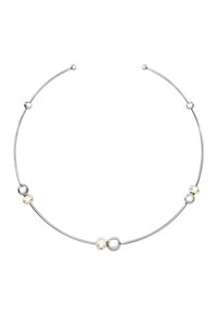 Sølvmetalkæde med et glat, buet design. Indeholder tre runde perler i skinnende sølv og to iriserende perle-accenter.