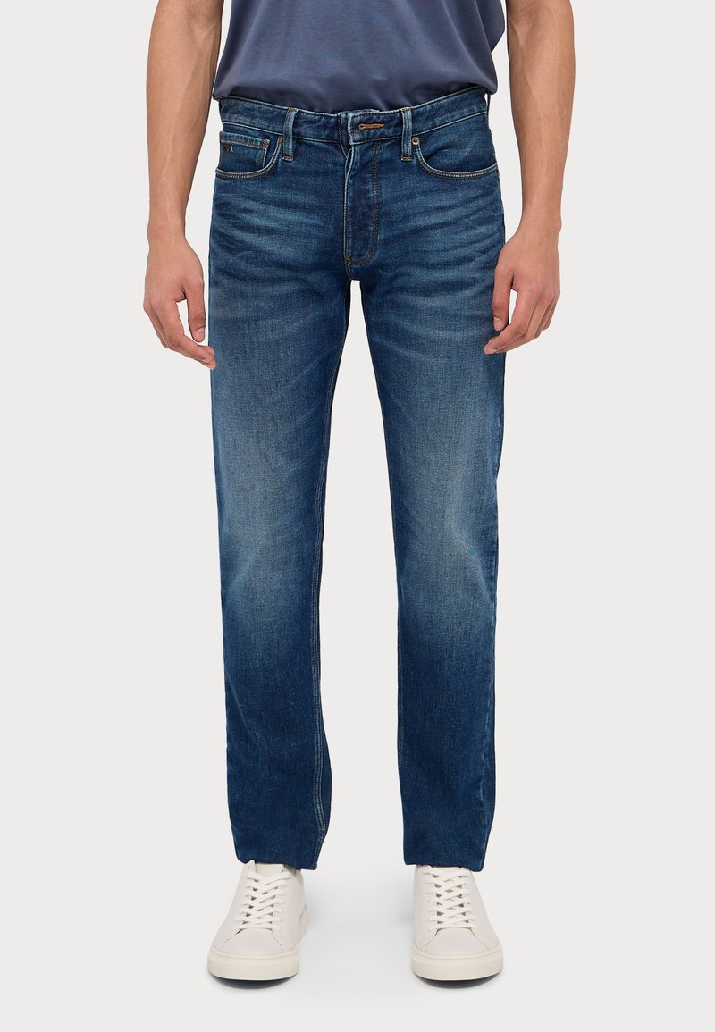 Emporio Armani Pieguloša piegriezuma džinsi - denim blu