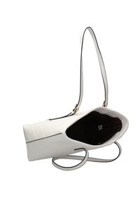 Witte gewatteerde handtas met een gladde textuur, zwarte afwerking en een enkele verstelbare schouderriem. De geopende rits onthult een donkere binnenkant.