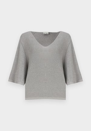 Harmaa lyhythihainen neulepaita, jossa on V-pääntie, hienovarainen kiilto ja ribbikuvio. Laatikkomainen malli rentoa istuvuutta.