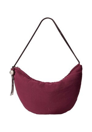 Μικρή μαρουνί τσάντα ώμου σε σχήμα ημισελήνου με λεπτό λουρί, κλείσιμο με φερμουάρ και διακοσμητικό στρογγυλό χάντρα στη μία πλευρά.
