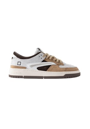 Sneaker basse in suede grigio, marrone e crema con dettagli testurizzati. Presentano una suola intermedia bianca e una suola esterna in gomma marrone. Lacci di tonalità beige.