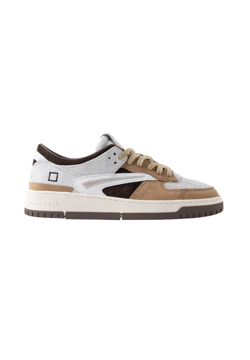Sneaker basse in suede grigio, marrone e crema con dettagli testurizzati. Presentano una suola intermedia bianca e una suola esterna in gomma marrone. Lacci di tonalità beige.