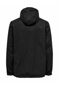 Jachetă neagră cu glugă, fabricată din material ușor. Dispune de manșete elastice, croială dreaptă și un design simplu, fără ornamente. Suprafața texturată.