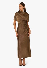 Abito lungo in bronzo con tessuto drappeggiato, maniche corte e dettagli arricciati; texture liscia con una finitura lucente; design lungo fino alla caviglia.