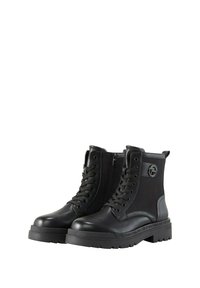 Bottines noires à la cheville en mélange de cuir synthétique lisse et de textile. Design monté haut avec un laçage et une fermeture éclair sur le côté, ainsi qu'un logo distinctif.