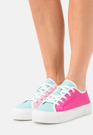 Trainers - light pink/light blue
