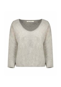 Pull doux gris clair avec un col en V et des manches trois-quarts, présentant un matériau texturé et duveteux ainsi qu'une coupe décontractée.