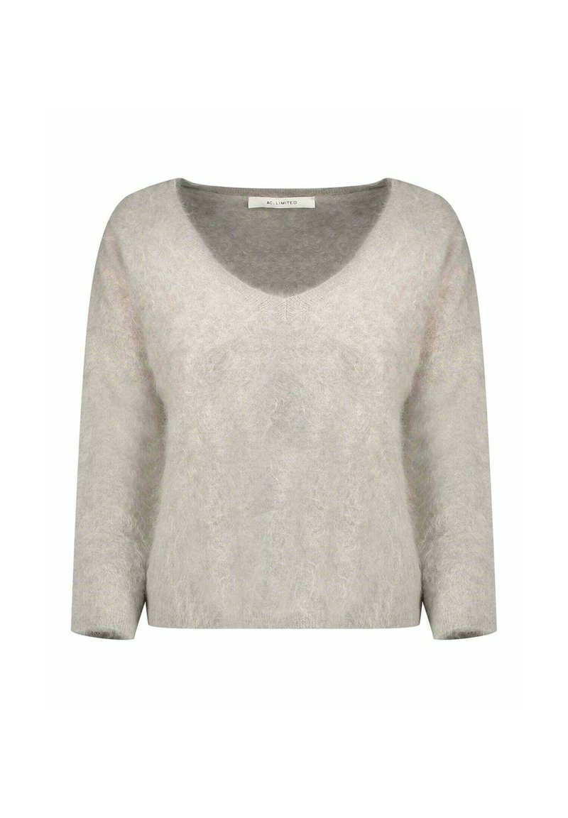 Pull doux gris clair avec un col en V et des manches trois-quarts, présentant un matériau texturé et duveteux ainsi qu'une coupe décontractée.