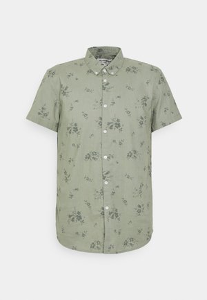 Chemise à manches courtes vert clair à boutons, ornée d'un imprimé floral vert foncé et d'un col à bouton.
