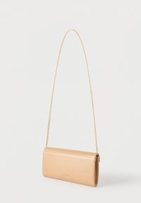 Sac à main rectangulaire beige avec une fine lanière chaîne dorée, finition lisse, et petit logo doré "ALDO" au centre avant.