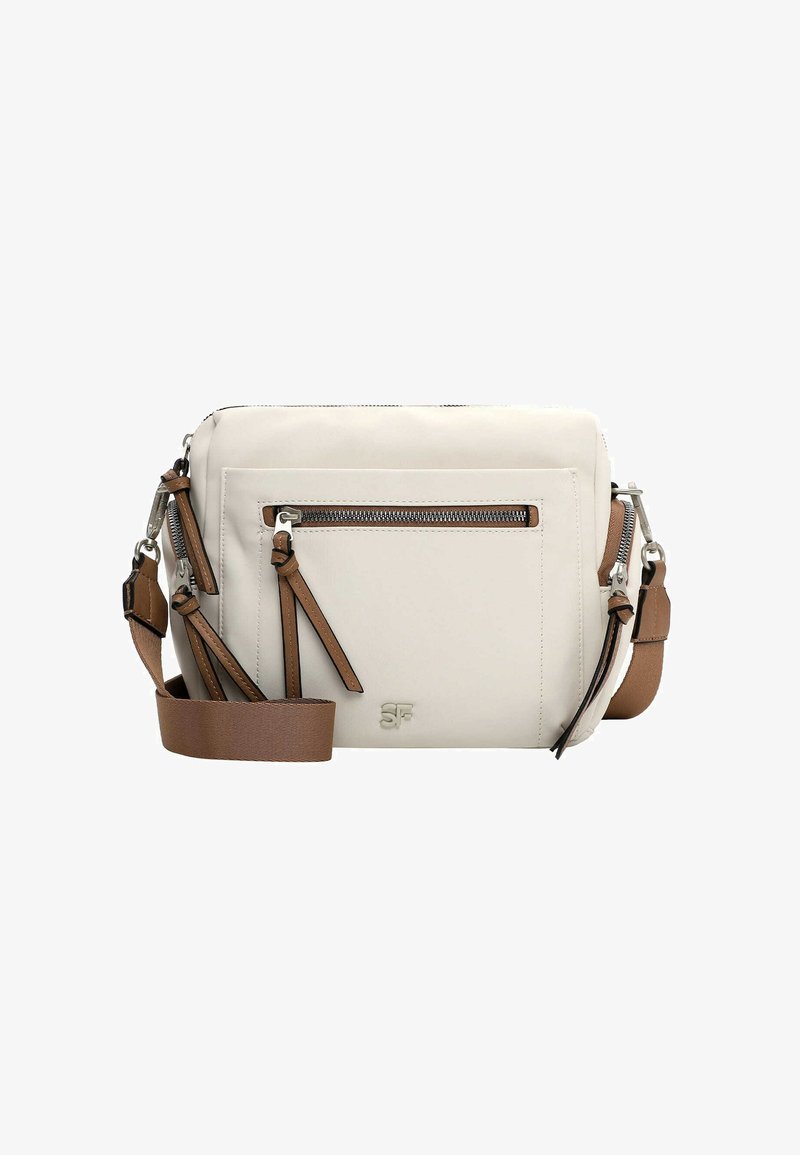 Borsa a tracolla rettangolare color crema con tracolla marrone regolabile, tasca frontale con cerniera e logo SF argentato su sfondo bianco.