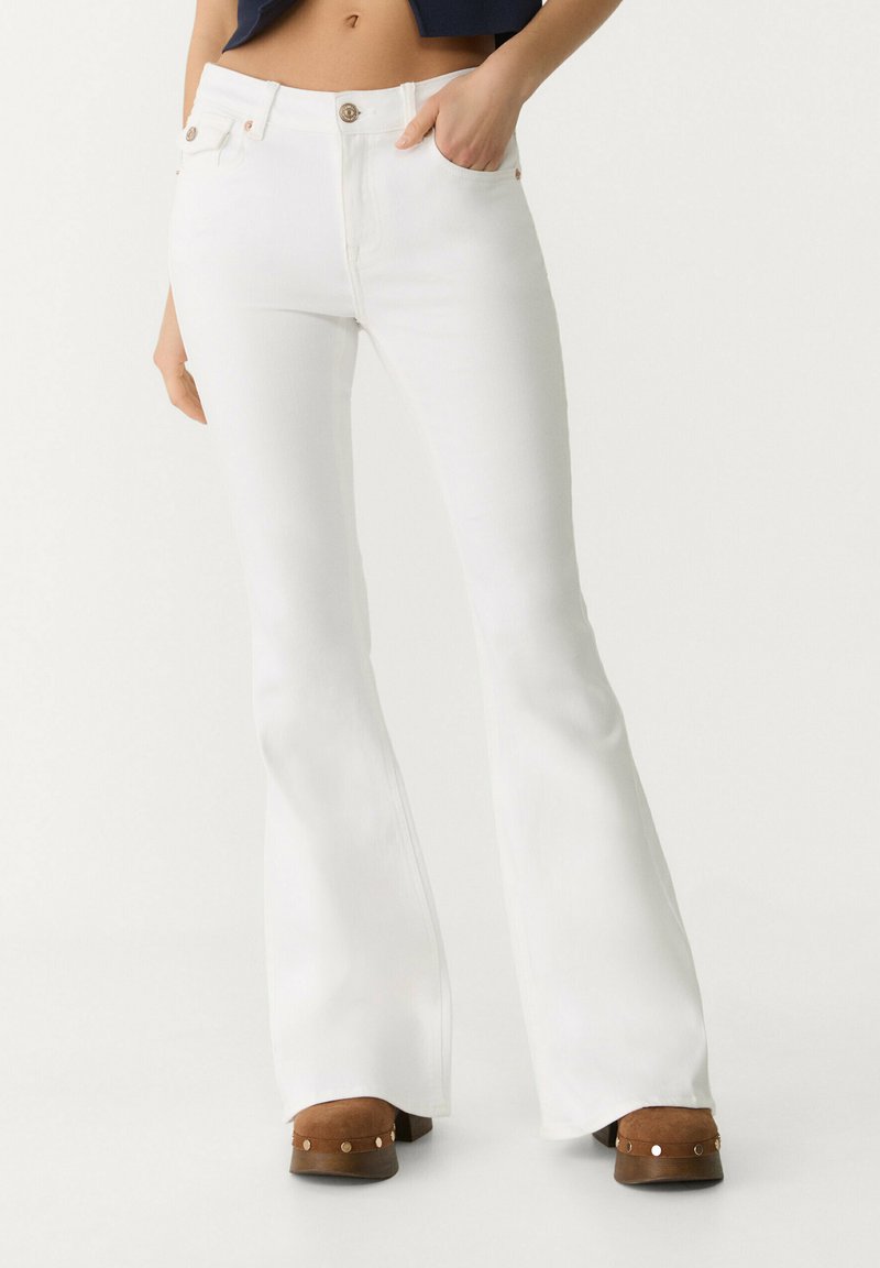 Stradivarius - LOW RISE - Flared Jeans - white, Enlarge