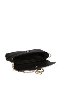 Clutch in pelle nera texturizzata con tracolla dorata, dotato di chiusura a scatto e tasca interna, che mostra il design aperto.