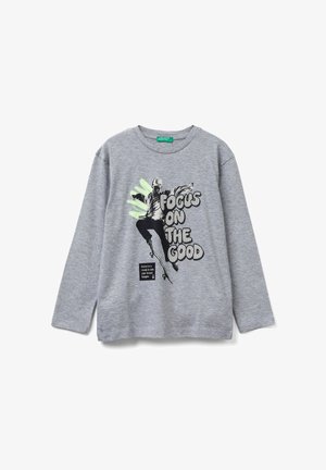 Graues Langarmshirt mit einer Grafik eines Skateboardfahrers in der Luft und dem Text "Focus on the good" sowie kleinerem Text über Träume.