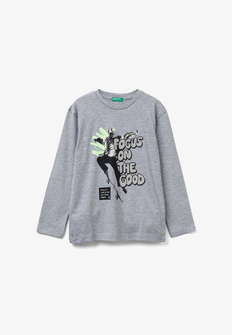 Graues Langarmshirt mit einer Grafik eines Skateboardfahrers in der Luft und dem Text "Focus on the good" sowie kleinerem Text über Träume.