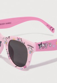 Roosad laste päikeseprillid tumedate läätsedega, kaunistatud raamile ja sangadele Hello Kitty ja sõprade tegelastega.