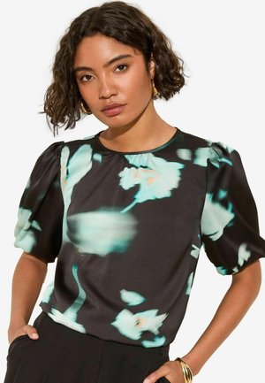 Bloemmotief blouse van zwarte satijn met turquoise en perzikaccenten, met puff mouwen en een ronde halslijn. Soepele textuur overal.
