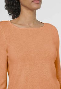 Regular-fit trui in zachte, gestructureerde brei, met een ronde hals, driekwart mouwen en een warme oranje tint.