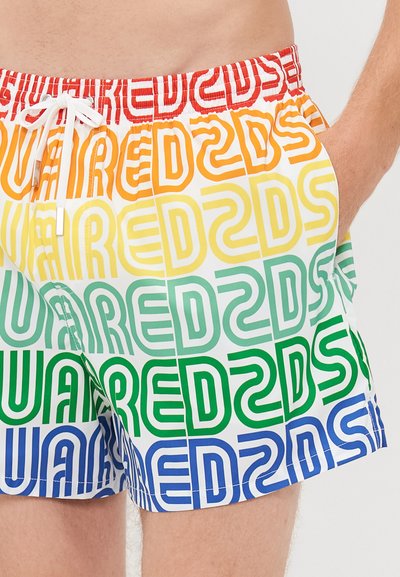 Herrarnas flerfärgade badshorts med ett upprepat "DSQUARED2" textmönster i röd, orange, gul, grön och blå, elastisk midja och vit dragsko.