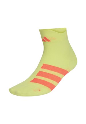Knöchellanger gelber Socken mit drei orangen horizontalen Streifen und einem orangen Logo nahe dem oberen Rand.