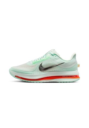 Baskets de sport vert menthe avec un dessus en maille, un swoosh Nike noir et un amorti rouge. Présente une semelle texturée et un système de laçage léger.