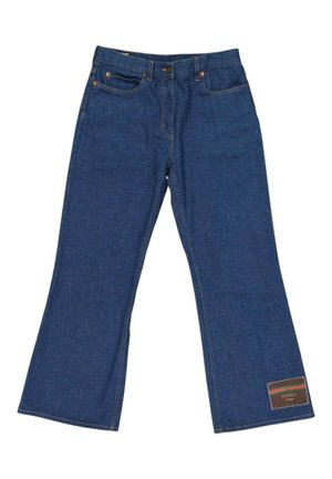 Niebieskie dżinsy o szerokich nogawkach wykonane z denimu, z kieszeniami z przodu i z tyłu, zapięciem na guziki oraz naszywką Gucci blisko dolnego brzegu na jednej nogawce.