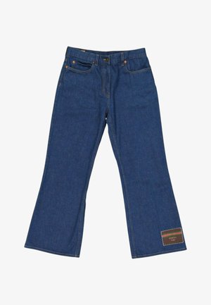 Niebieskie dżinsy o szerokich nogawkach wykonane z denimu, z kieszeniami z przodu i z tyłu, zapięciem na guziki oraz naszywką Gucci blisko dolnego brzegu na jednej nogawce.